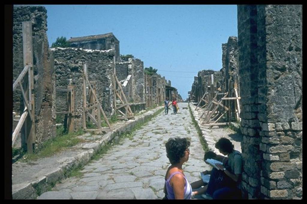 Via dell’Abbondanza between IX.1 and I.4. Looking east from junction with Via Stabiana.  Photographed 1970-79 by Günther Einhorn, picture courtesy of his son Ralf Einhorn.
