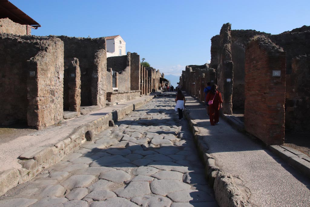 Via dell’Abbondanza, Pompeii, between IX.1 and I.4. October 2022. 
Looking east between IX.1 and I.4, from near I.4.16. Photo courtesy of Klaus Heese.
