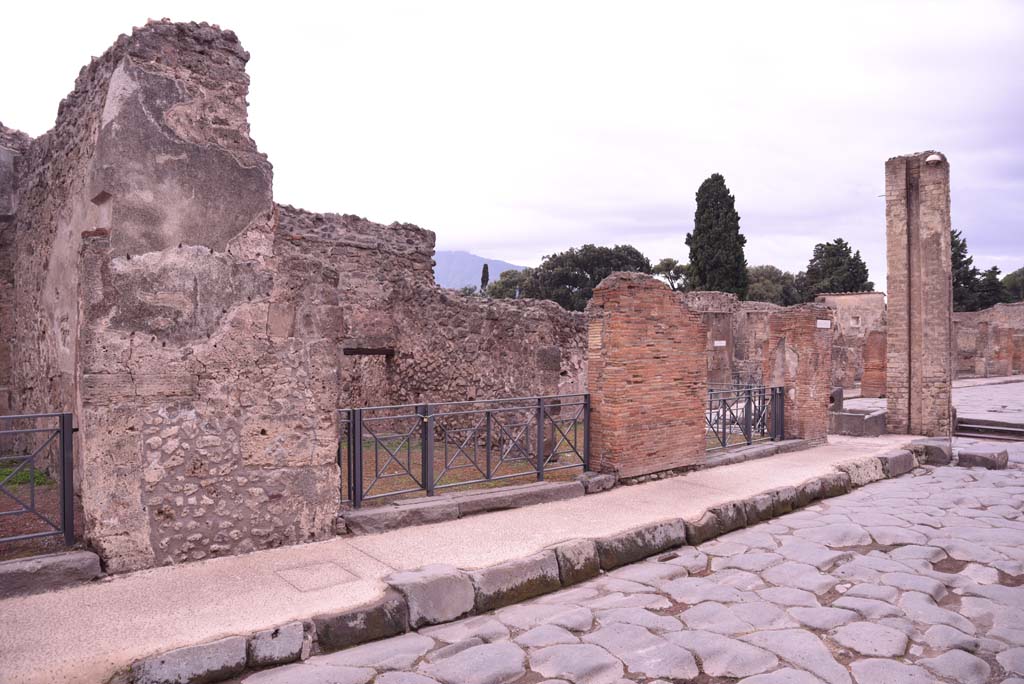 Via dell’Abbondanza, south side, Pompeii. October 2019. Looking south to entrance doorway of I.4.22, in centre.
Foto Tobias Busen, ERC Grant 681269 DÉCOR.
