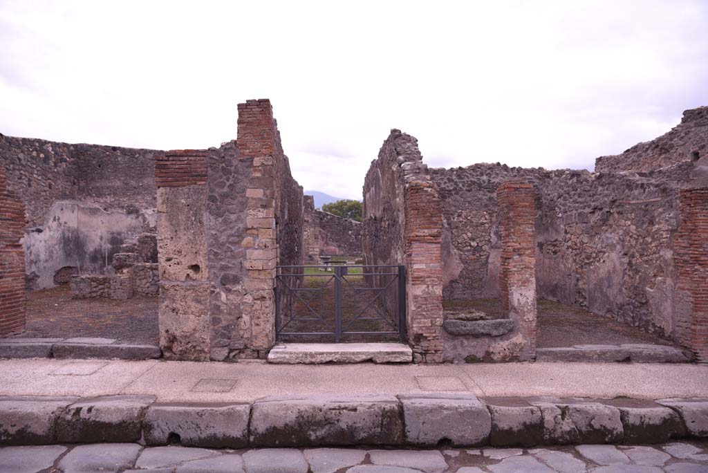 Via dell’Abbondanza, south side, Pompeii. October 2019. Looking south to entrance doorway of I.4.22, in centre.
Foto Tobias Busen, ERC Grant 681269 DÉCOR.
