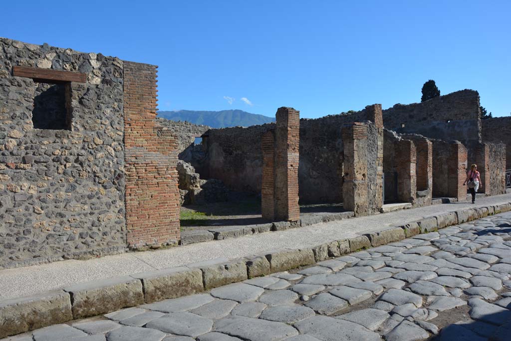 Via dell’Abbondanza, south side, Pompeii. March 2018. Looking south-east from doorway at I.4.25, in centre.  
Foto Taylor Lauritsen, ERC Grant 681269 DÉCOR.

