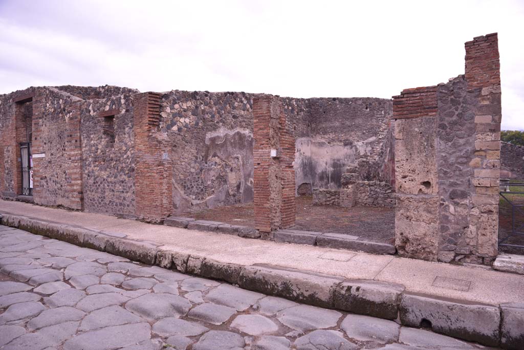 Via dell’Abbondanza, south side, Pompeii. October 2019. Looking south-east towards I.4.27 and I.4.26, entrance doorways.
Foto Tobias Busen, ERC Grant 681269 DÉCOR.

