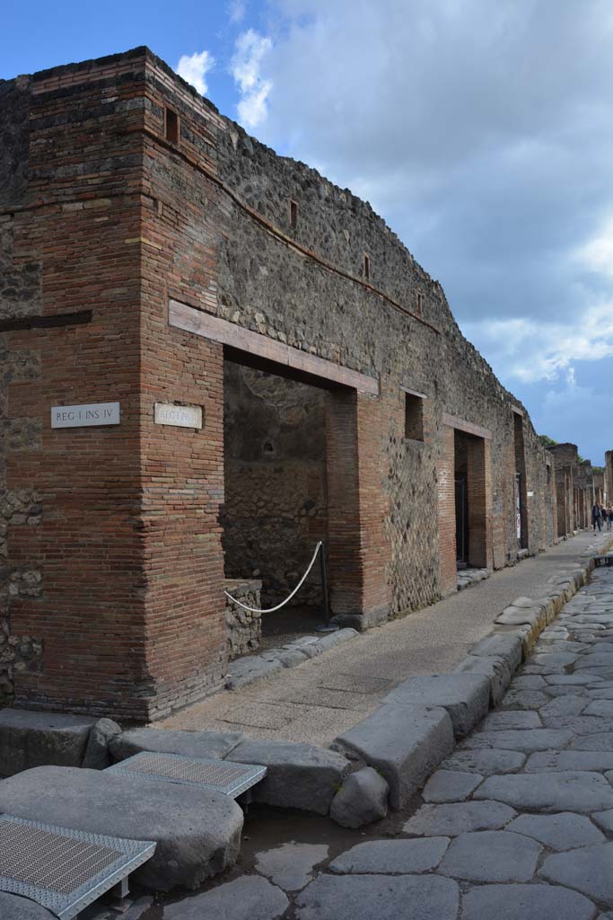 Via dell’Abbondanza, south side, Pompeii. May 2019. Looking west along insula I.4 towards junction with Via Stabiana.
Foto Tobias Busen, ERC Grant 681269 DÉCOR.
