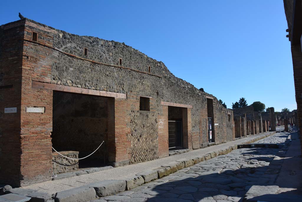 Via dell’Abbondanza, south side, Pompeii. May 2019. Looking towards east end of Insula I.4, with I.4.27, I.4.26 and I.4.25, in centre.
Foto Tobias Busen, ERC Grant 681269 DÉCOR.
