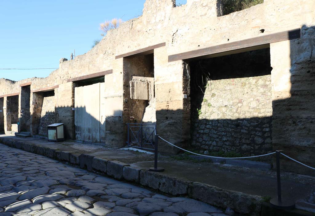 Via dell’Abbondanza, north side, Pompeii. December 2018. IX.7.13, on left, to IX.7.8, on right. Photo courtesy of Aude Durand.


