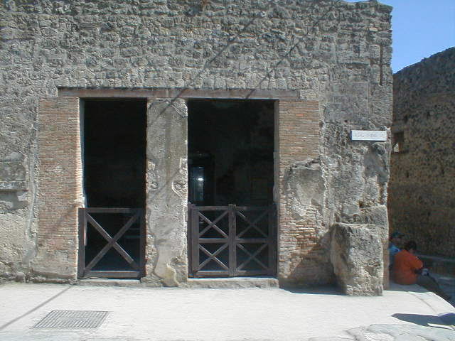 Via dell’ Abbondanza. South side outside I.6.12. East corner of junction with Vicolo del Citarista. May 2005.