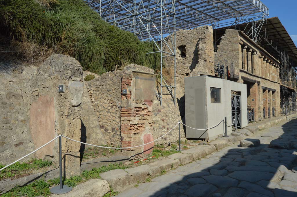 Via dell’Abbondanza, north side, Pompeii. October 2017. Looking east from IX.11.6, on left, towards IX.12, on right.
Foto Taylor Lauritsen, ERC Grant 681269 DÉCOR.
