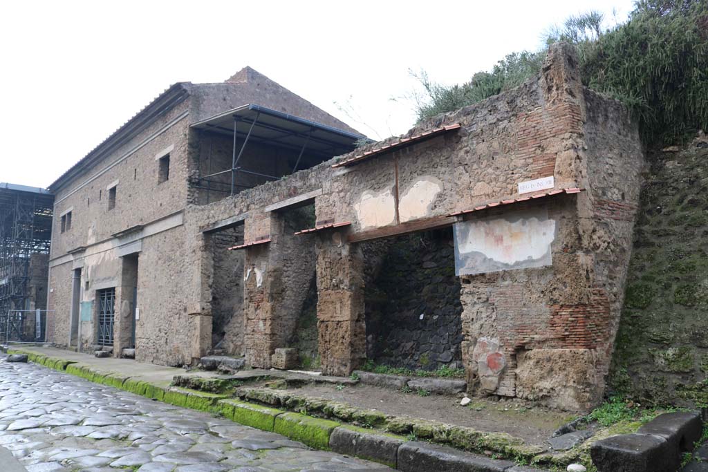 Via dell’Abbondanza, north side, Pompeii. October 2017. 
Looking west along front façade from IX.13.6, on right, towards IX.13.1, on left.
Foto Taylor Lauritsen, ERC Grant 681269 DÉCOR.
