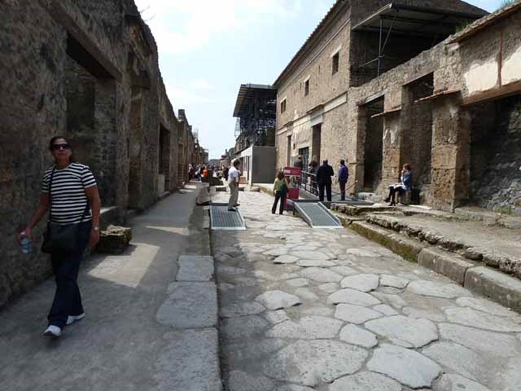 Via dell’Abbondanza, Pompeii. September 2019. Looking west between I.11 and III.1, at east end.
Photo courtesy of Klaus Heese.
