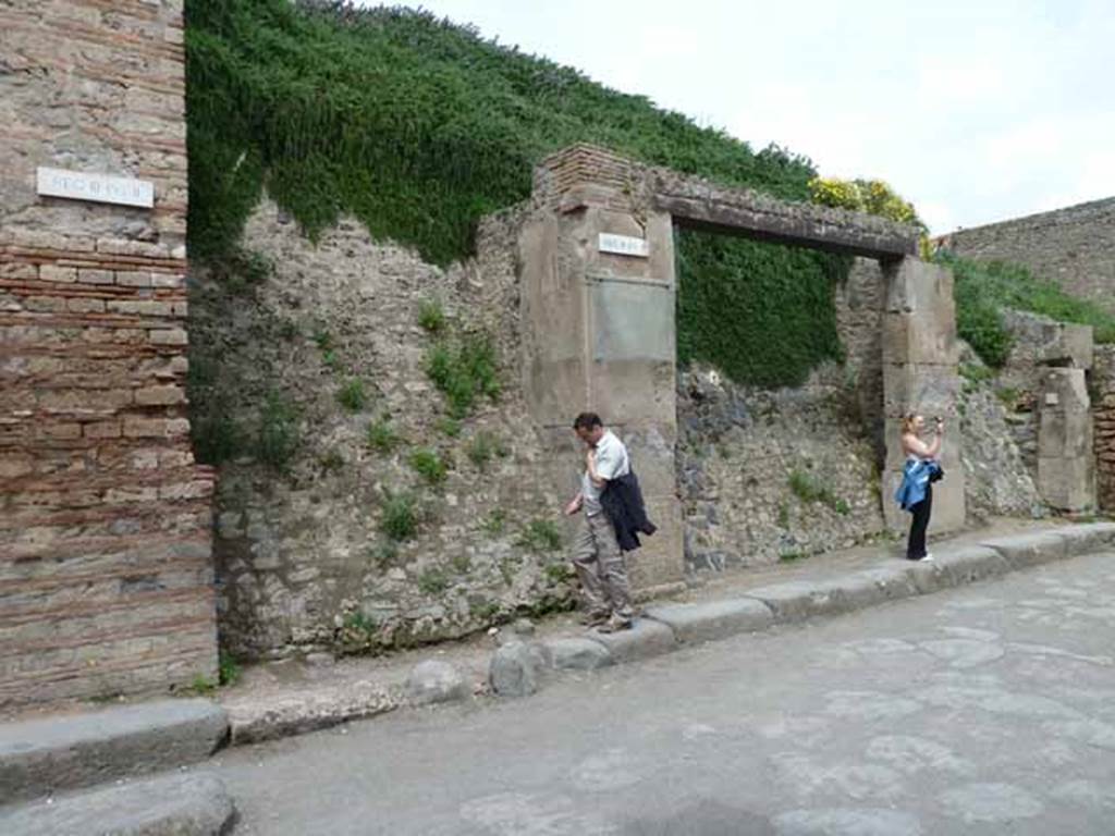 Via dell’Abbondanza, north side. May 2010. Junction with unnamed vicolo between III.2 and III.3.