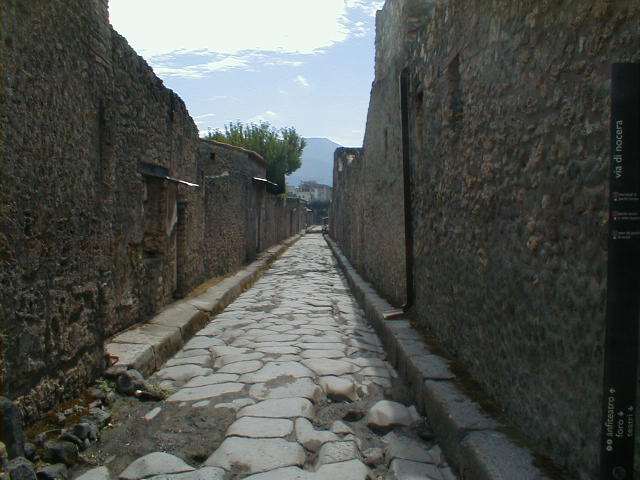 Via dell’ Abbondanza. Looking south to Via di Nocera between II.1 and I.13 from the junction. September 2004.