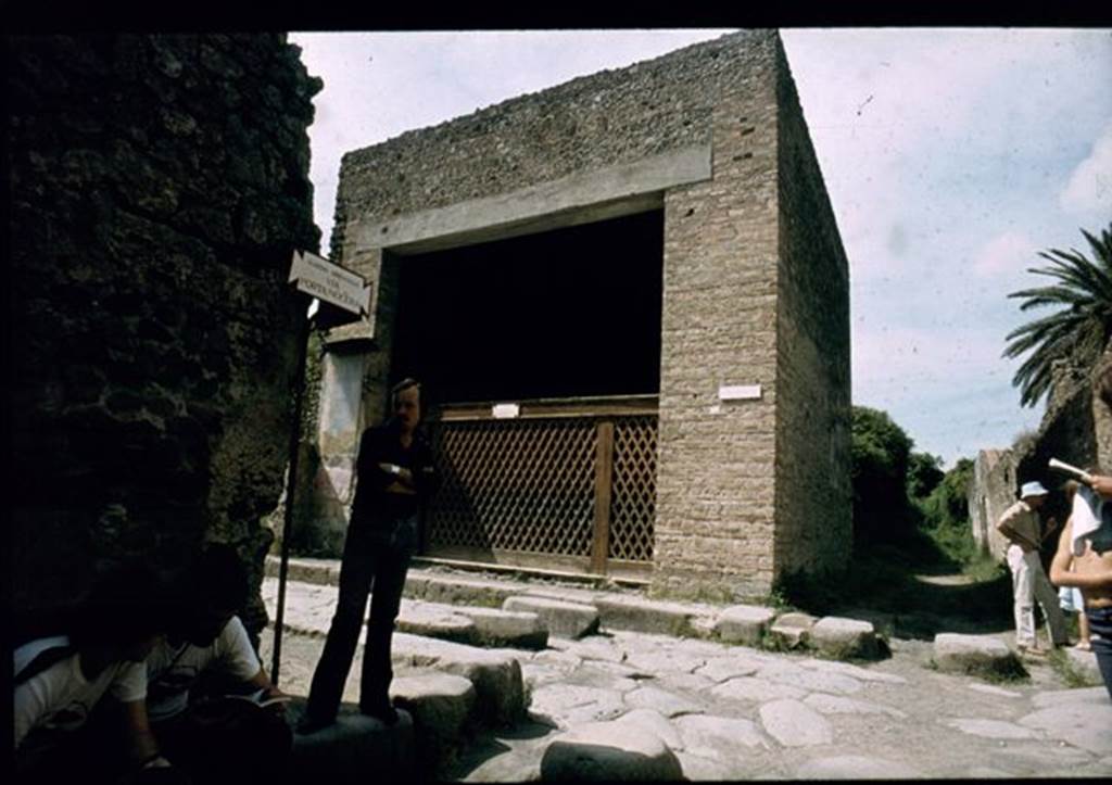Via dell’ Abbondanza. Looking north across junction to Vicolo di Ifigenia from Via di Nocera. Photographed 1970-79 by Günther Einhorn, picture courtesy of his son Ralf Einhorn.
