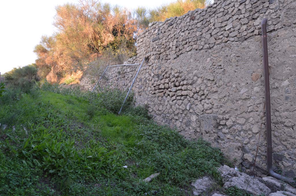 Unnamed vicolo between III.4 and III.5. October 2017. Looking towards east wall of unnamed vicolo, and side wall of III.5.1.
Foto Taylor Lauritsen, ERC Grant 681269 DÉCOR.
