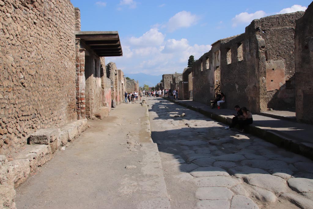 Via dell’Abbondanza, Pompeii. October 2022. Looking east between III.5 and II.2. Photo courtesy of Klaus Heese