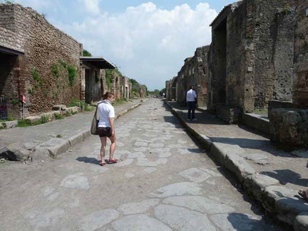 Via dell’Abbondanza, south side, Pompeii. October 2017. Looking east along II.2, from II.1.6, on right.
Foto Taylor Lauritsen, ERC Grant 681269 DÉCOR.
