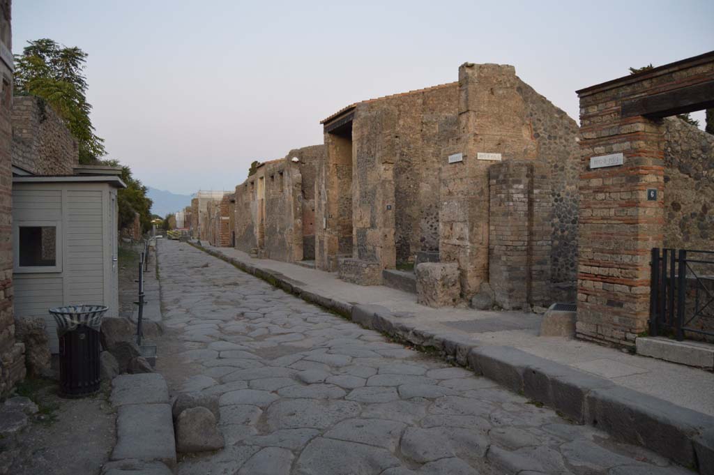 Via dell’Abbondanza, south side, Pompeii. October 2017. Looking east along II.2, from II.1.6, on right.
Foto Taylor Lauritsen, ERC Grant 681269 DÉCOR.
