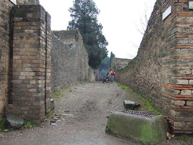 Via dell’ Abbondanza. Looking south onto Vicolo di Octavius Quartio between II.2 and II.1. December 2005.