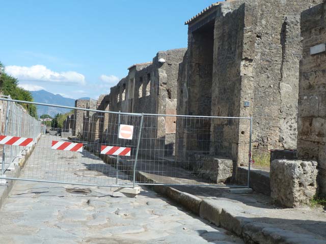 Via dell’Abbondanza, Pompeii. December 2018. 
Looking east along II.2, from II.2.4, on left, with II.2.3, in centre, and II.2.2, on right. Photo courtesy of Aude Durand. 
