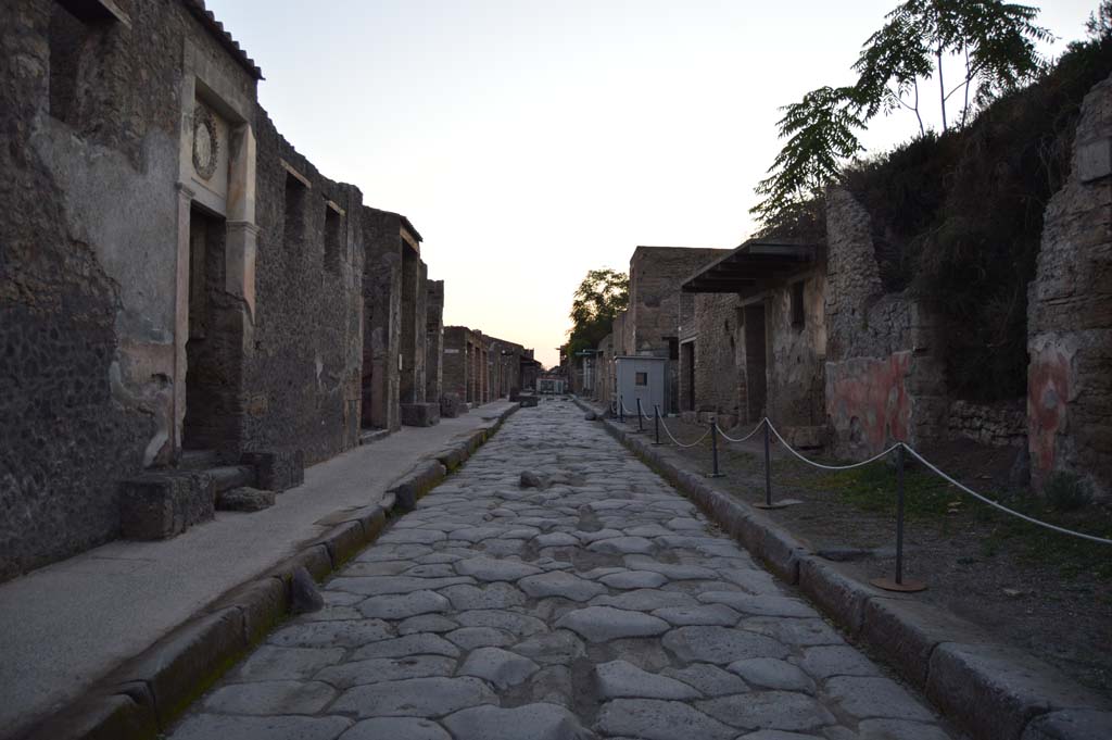 Via dell’Abbondanza, Pompeii. October 2017. Looking west between II.3.4 on left, and III.5.4 on right.
Foto Taylor Lauritsen, ERC Grant 681269 DÉCOR
