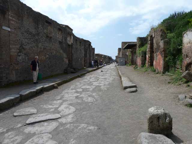 Via dell’Abbondanza. July 2011. Looking west between II.3 and III.5, from near II.3.1/2, on left. Photo courtesy of Rick Bauer.
