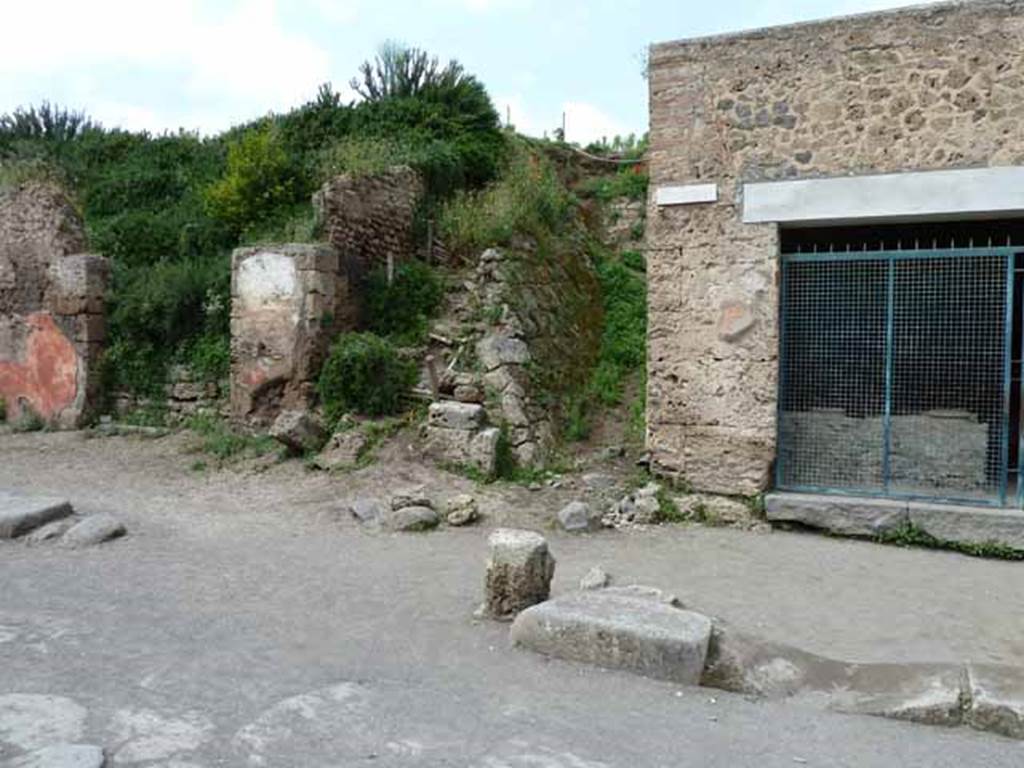 Via dell’Abbondanza, north side. May 2010. Junction with unnamed vicolo between III.5 and III.6.
