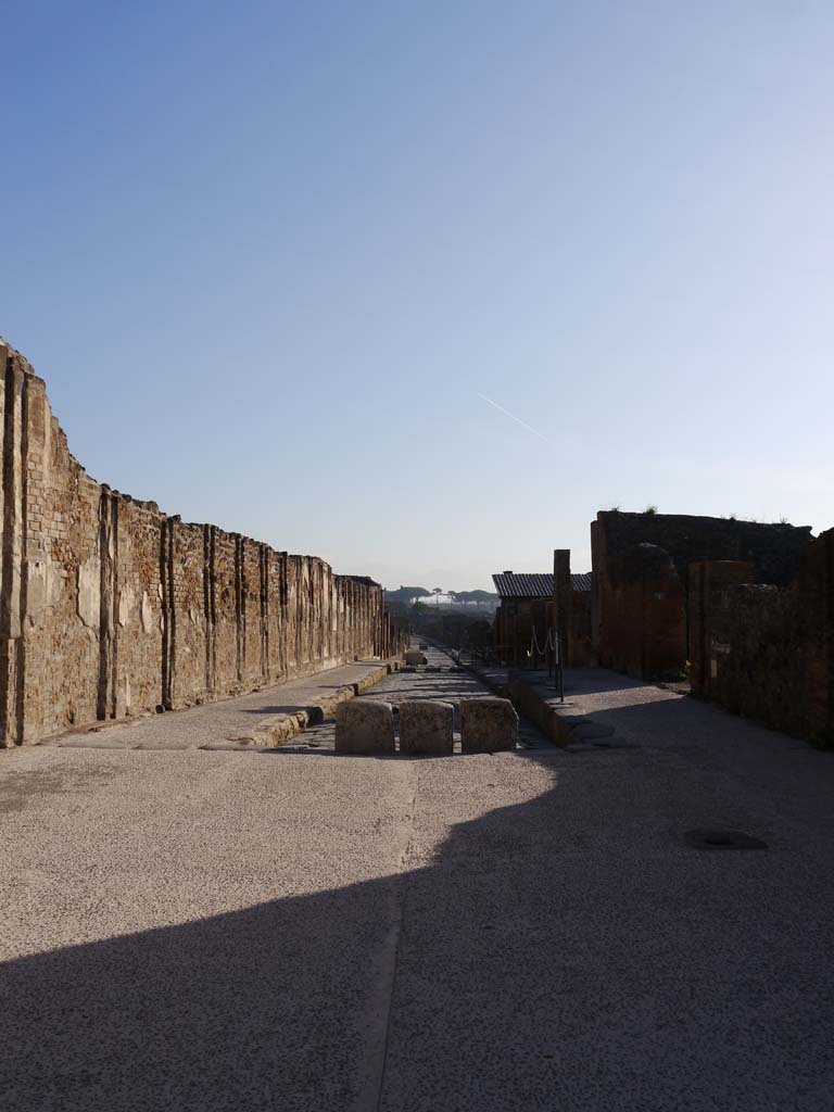 Via dell’Abbondanza, Pompeii. May 2010. Looking east towards west end of roadway at its junction with the Forum.