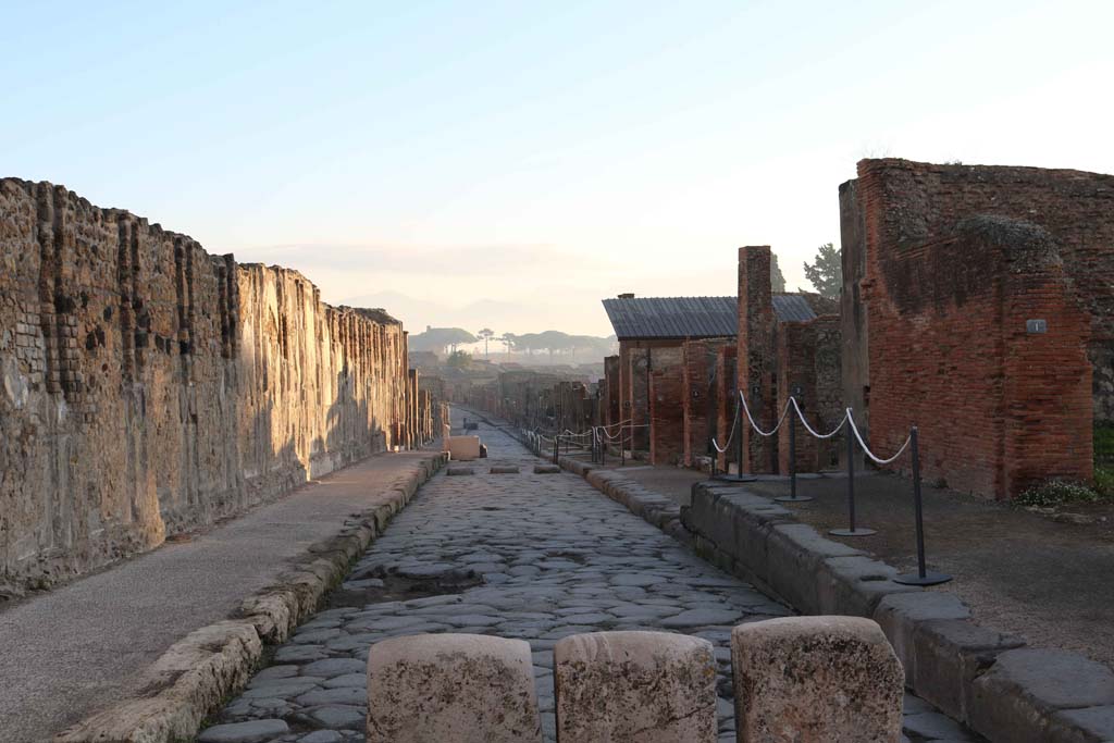 Via dell’Abbondanza, Pompeii. March 2019. Looking east between VII.9, on left, and VIII.3, on right.
Foto Anne Kleineberg, ERC Grant 681269 DÉCOR.

