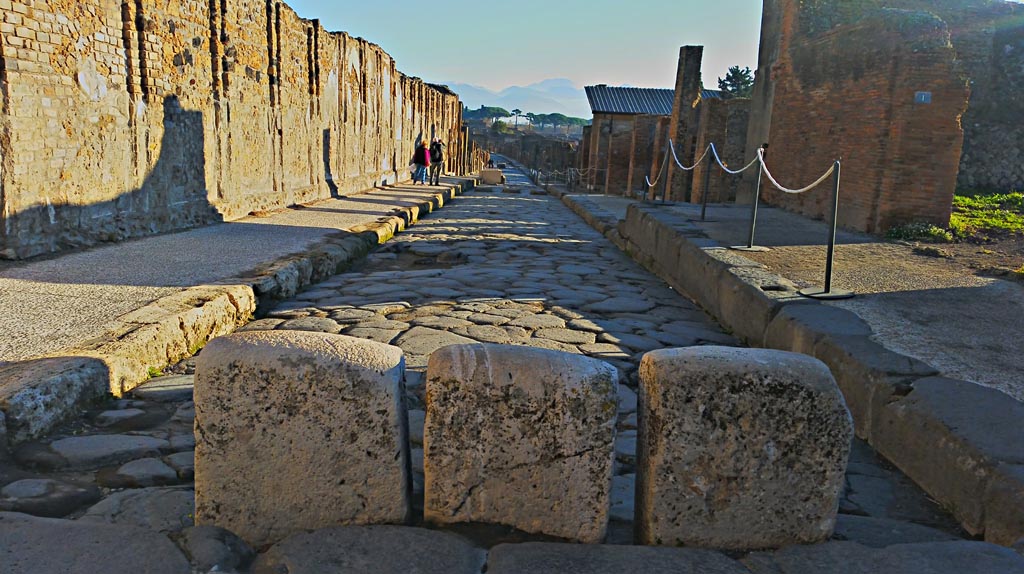 Via dell’Abbondanza, Pompeii. December 2018. 
Looking east from Forum, between VII.9, on left, and VIII.3, on right. Photo courtesy of Aude Durand.
