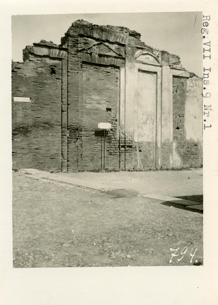 Via dell’Abbondanza, Pompeii. March 2019.  Exterior south wall of Building of Eumachia on north side of Via dell’Abbondanza.
Foto Anne Kleineberg, ERC Grant 681269 DÉCOR.
