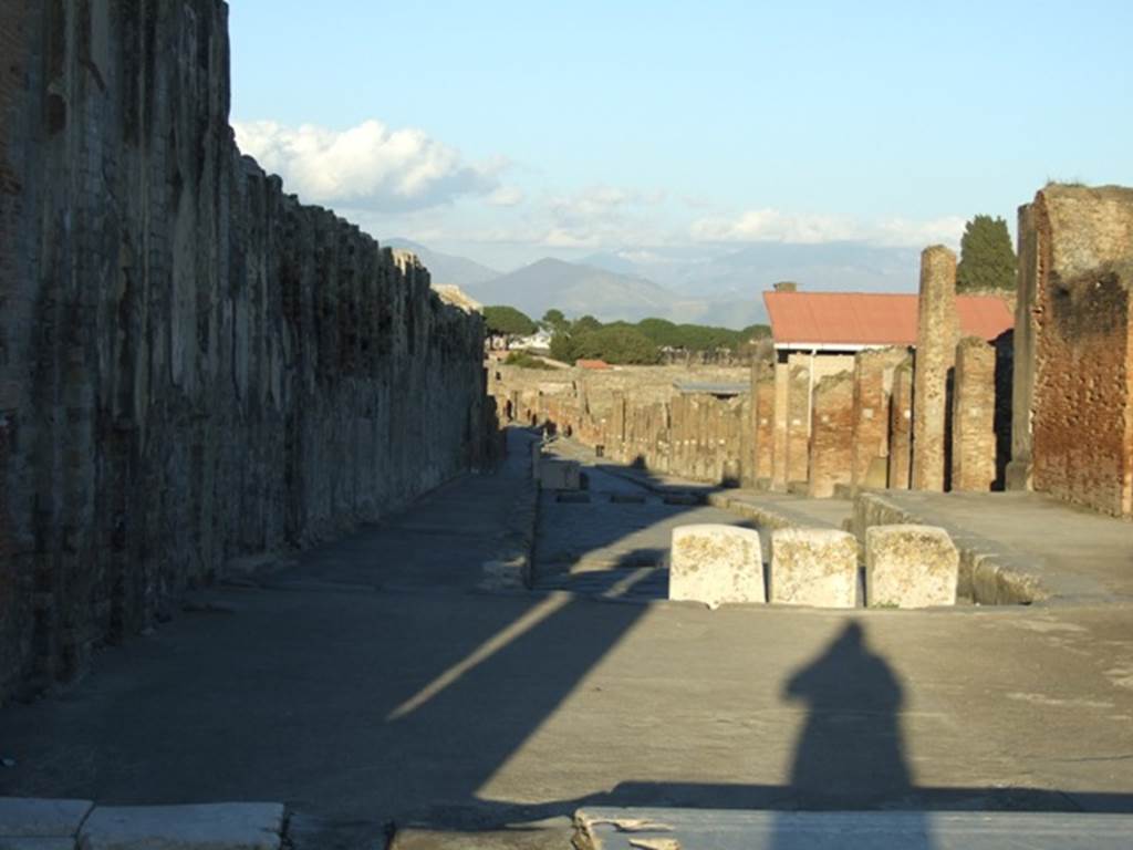 Via dell’Abbondanza, Pompeii. November 1966. Looking east from Forum. Photo courtesy of Rick Bauer.
