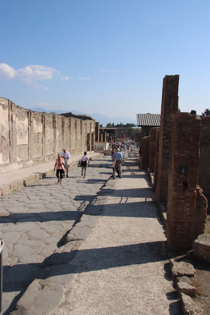Via dell’ Abbondanza, Pompeii. June 1962. Looking east between VII.9, on left, and VIII.3, on right.
Photo by Brian Philp: Pictorial Colour Slides, forwarded by Peter Woods
(P43.13 POMPEII A principal street).

