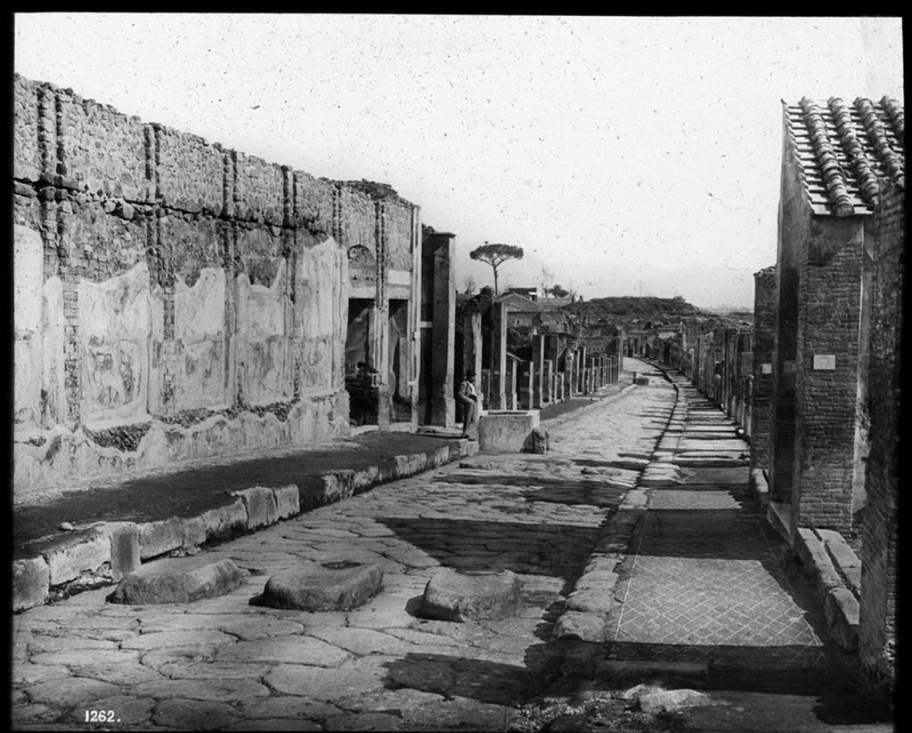 Via dell’ Abbondanza. Pompeii. 1961. Looking north-west to the Forum. Photo by Stanley A. Jashemski.
Source: The Wilhelmina and Stanley A. Jashemski archive in the University of Maryland Library, Special Collections (See collection page) and made available under the Creative Commons Attribution-Non Commercial License v.4. See Licence and use details.
J61f0795
