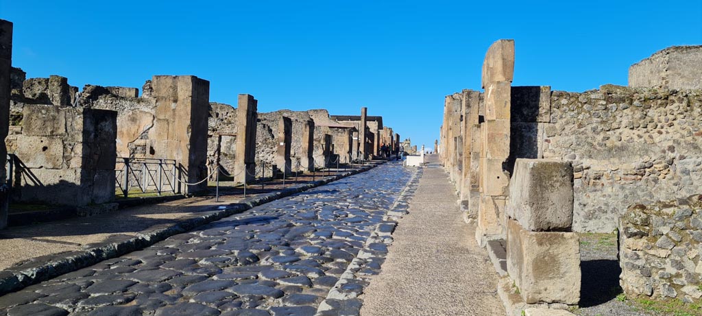 Via dell’Abbondanza, Pompeii. April 2022. Looking west between VIII.5 and VII.13. Photo courtesy of Giuseppe Ciaramella.