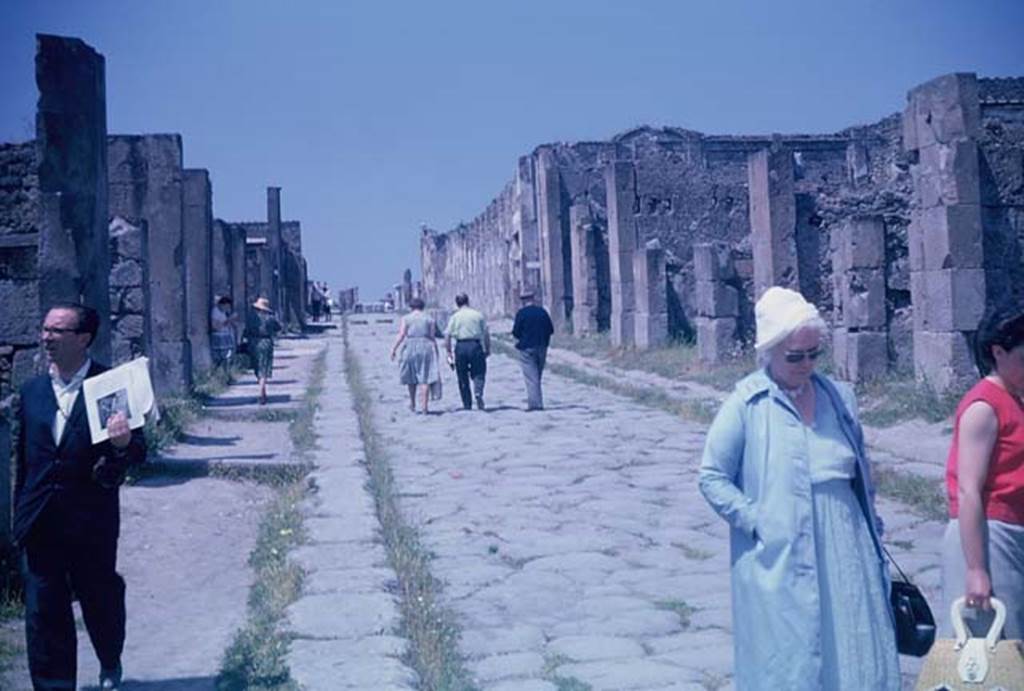 Via dell’Abbondanza, Pompeii. June 1962. Looking west towards Forum, from near VIII.5.9.
Photo courtesy of Rick Bauer.
