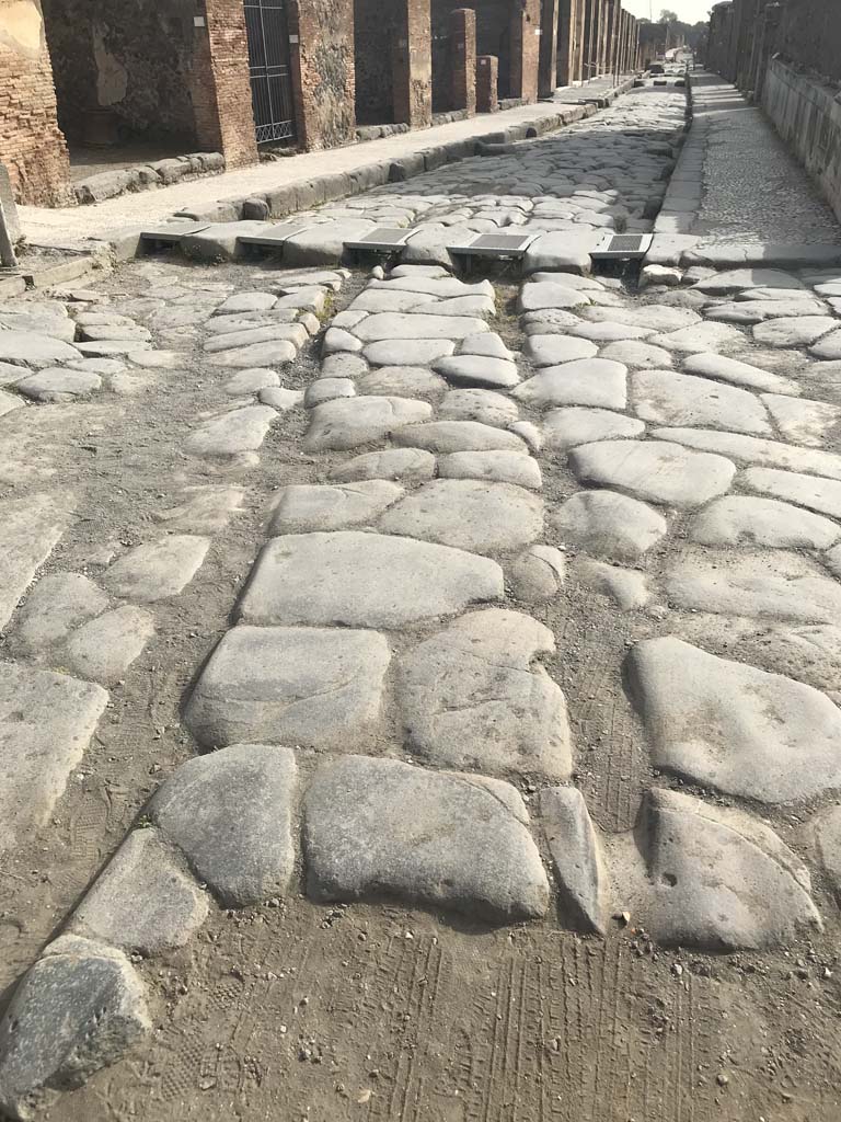 Via della Fortuna, Pompeii. April 2019. Ruts in roadway. Photo courtesy of Rick Bauer. 

