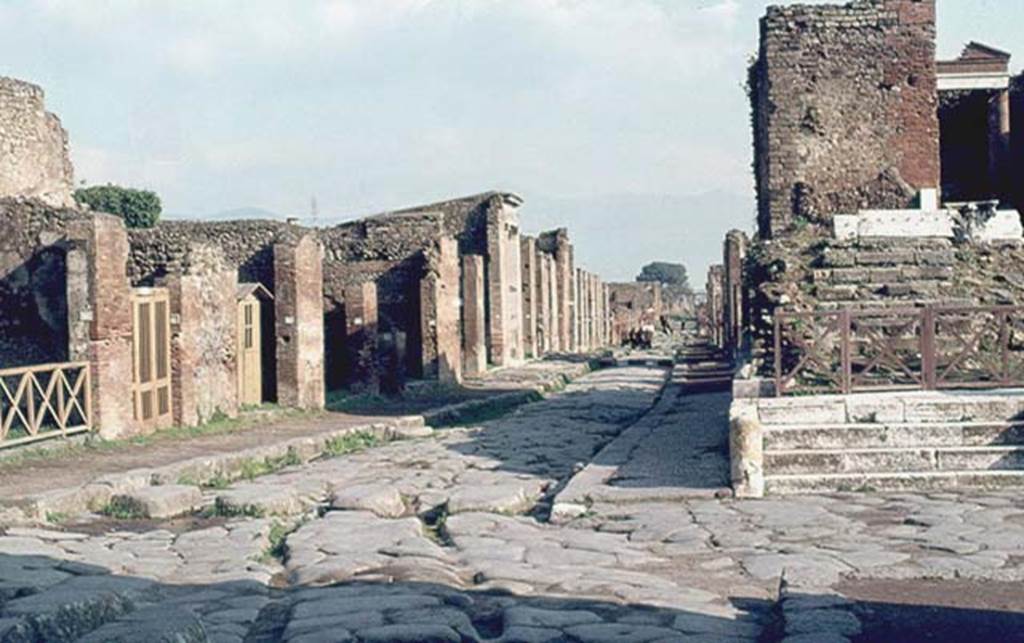 Via della Fortuna, Pompeii. January 1977. Looking east. Photo courtesy of David Hingston.