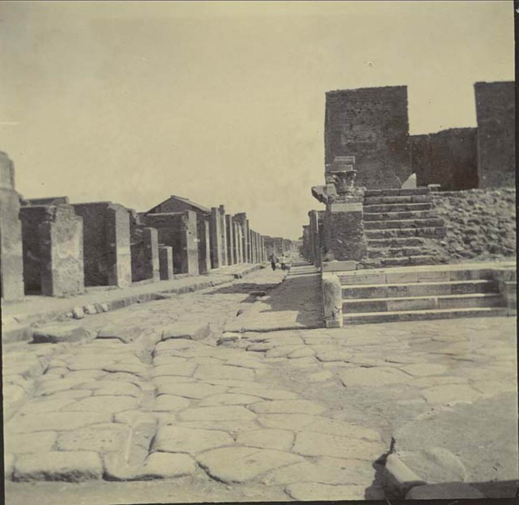 Via della Fortuna, November 1899. Looking east between VI.10, on left, and VII.4.1, Temple of Fortuna Augusta, on right. Photo courtesy of Rick Bauer.
