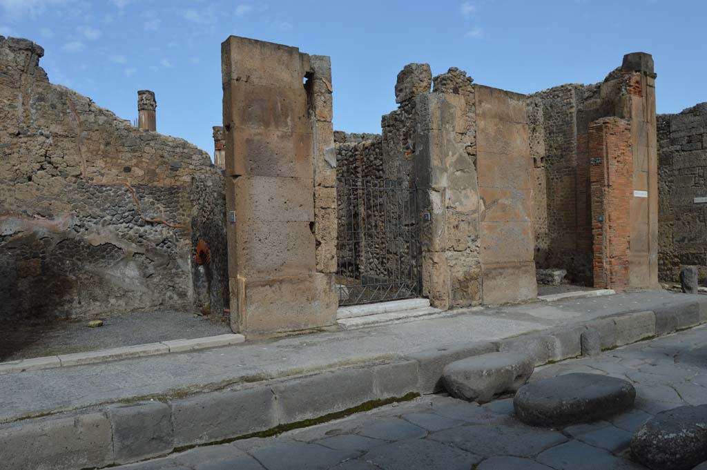 Via della Fortuna, north side, Pompeii. March 2018. Looking north-east towards VI.12.4, VI.12.5 in centre, and VI.12.6.
Foto Taylor Lauritsen, ERC Grant 681269 DÉCOR.
