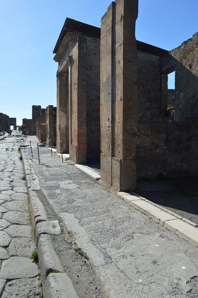 Via della Fortuna, Pompeii. March 2019. 
Looking west along pavement from VI.12.4, on right. 
Foto Taylor Lauritsen, ERC Grant 681269 DÉCOR.
