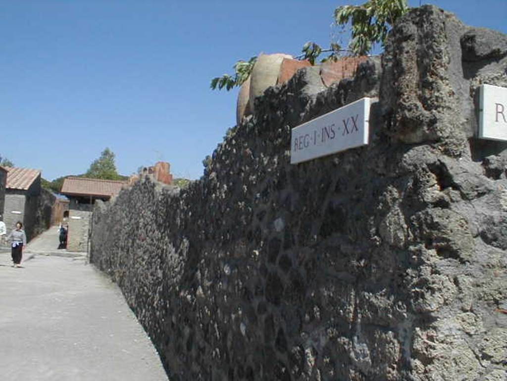 Via della Palestra. South side. Looking east along north wall of I.20, towards Via di Nocera. May 2005.