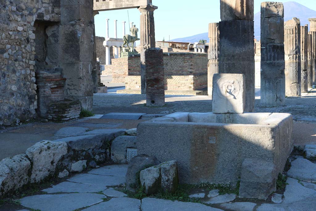 Via delle Scuole, north end, Pompeii. December 2018.  
Looking north-west towards the Forum, from near altar at VIII.2.11 and fountain. Photo courtesy of Aude Durand.
