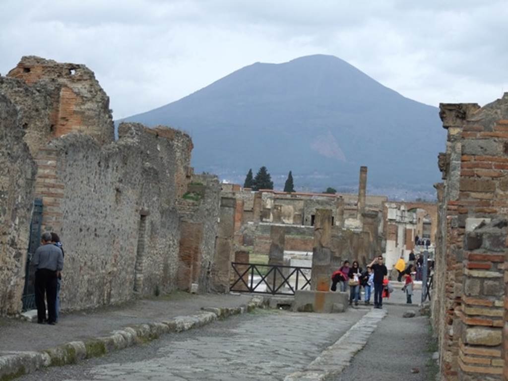 Via delle Scuole, west side, Pompeii. December 2018. Looking north from VIII.2.14, on left. Photo courtesy of Aude Durand.