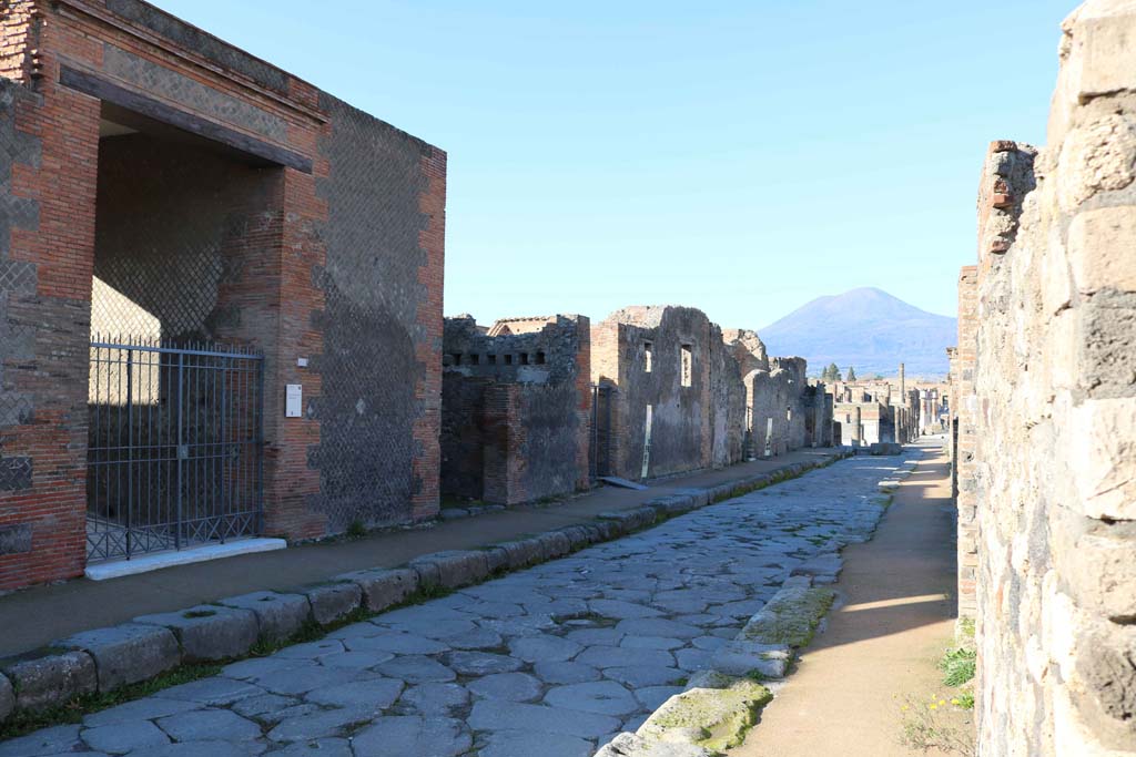 Via delle Scuole, Pompeii. December 2018. 
Looking north from VIII.2.16, on left, and VIII.3.18, on right. Photo courtesy of Aude Durand.
