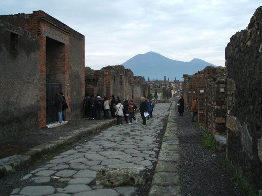 Via delle Scuole between VIII.2 and VIII.3. December 2004. Looking north from VIII.3.18. 