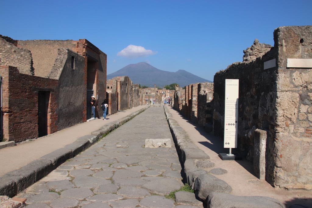 Via delle Scuole, Pompeii. October 2022. Looking north between VIII.2, on left, and VIII.3, on right. Photo courtesy of Klaus Heese. 