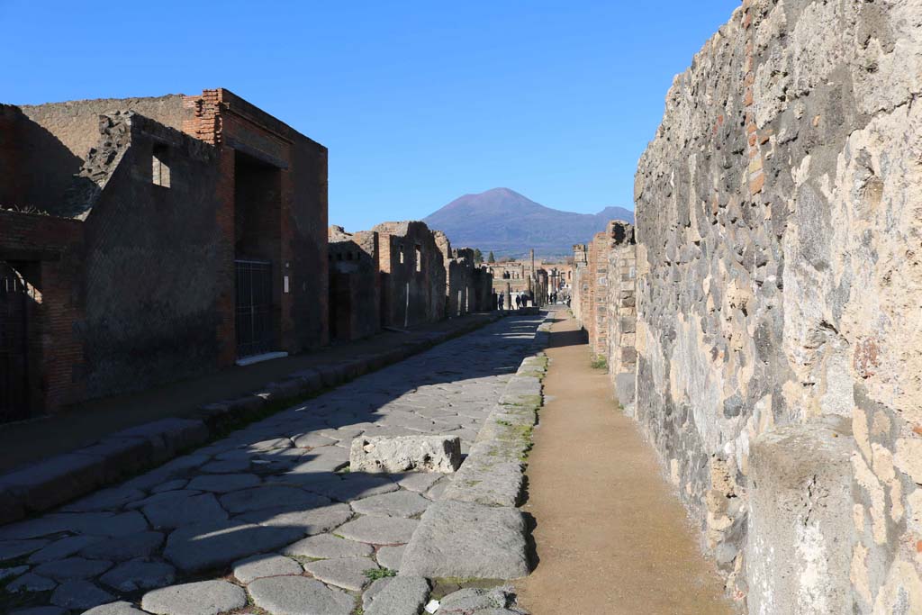 Via delle Scuole, Pompeii. December 2018. Looking north between VIII.2, on left, and VIII.3, on right. Photo courtesy of Aude Durand.