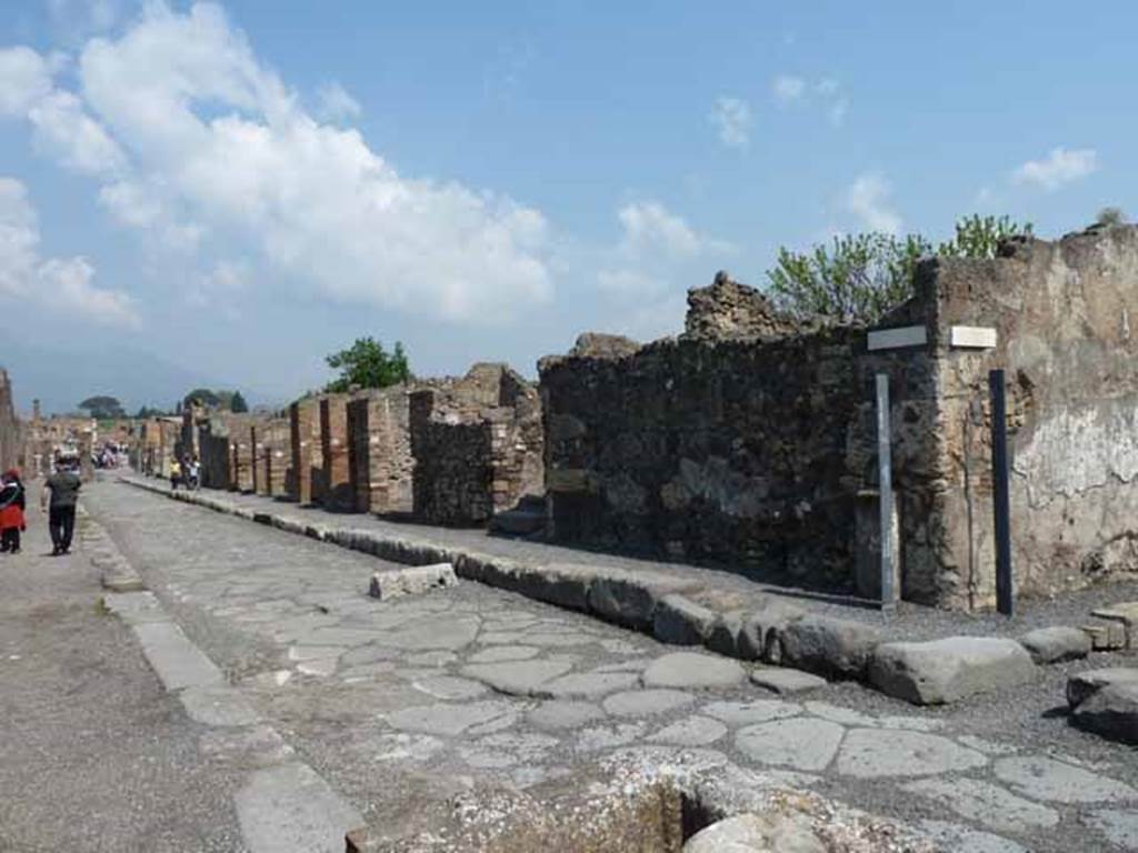 Via delle Scuole, west side, Pompeii. December 2018. 
Looking north from VIII.2.19, on left, towards VII.2.17, VII,2,16, etc. Photo courtesy of Aude Durand.
