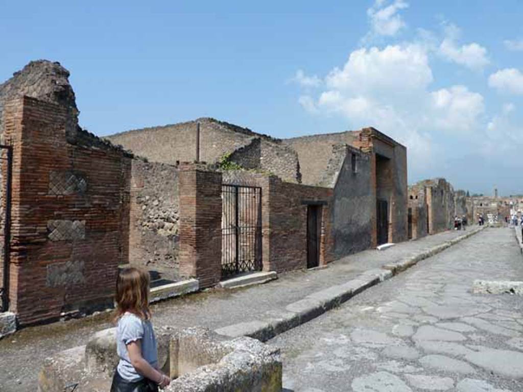 VIII.2.21, on left, and VIII.2.20, on right, Pompeii. December 2018. 
Looking towards entrances at south end of Via delle Scuole, at junction with Via della Regina. Photo courtesy of Aude Durand.
