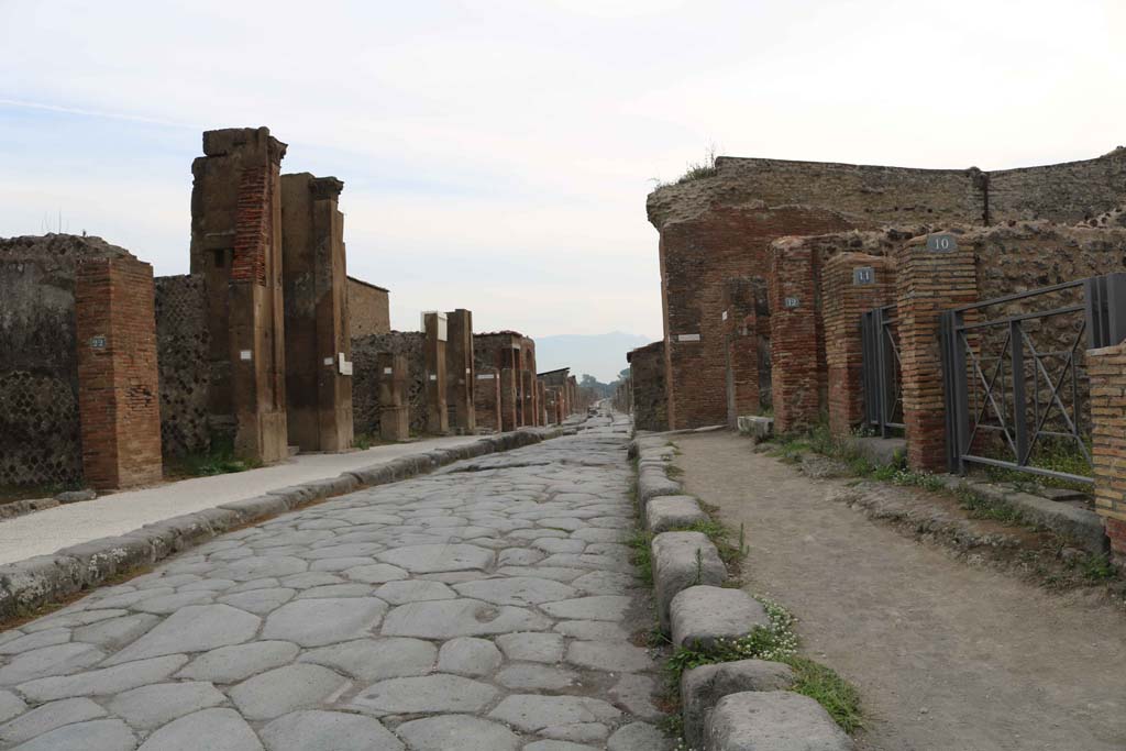 Via delle Terme, Pompeii. September 2018. Looking east between VI.6, on left and VII.6.10, on right. Photo courtesy of Aude Durand.