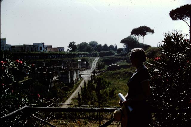 Via delle Tombe, Pompeii. October 2022. Looking west from junction with Via di Nocera. Photo courtesy of Klaus Heese.